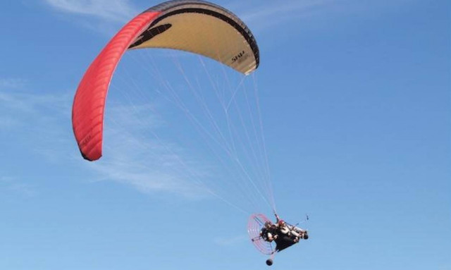 Πτήση με «Παρα Πέντε» κατέληξε σε εφιάλτη-Έμεινε για ώρες κρεμασμένος σε έλατο