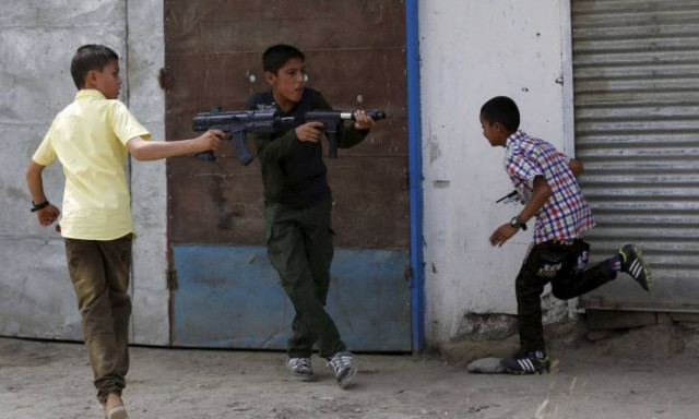 Γιατί στο Αφγανιστάν απαγόρευσαν την πώληση πλαστικών όπλων;