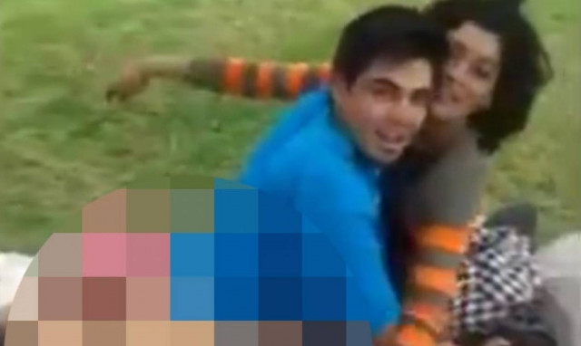 Οργισμένος οδηγός ταξί «συλλαμβάνει» ζευγάρι να κάνει σεξ δίπλα σε παιδική χαρά! (video)