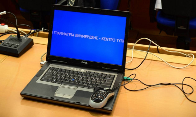 Ανακοινώσεις εκατέρωθεν και οι «μαύρες τρύπες στον προϋπολογισμό» στη μέση