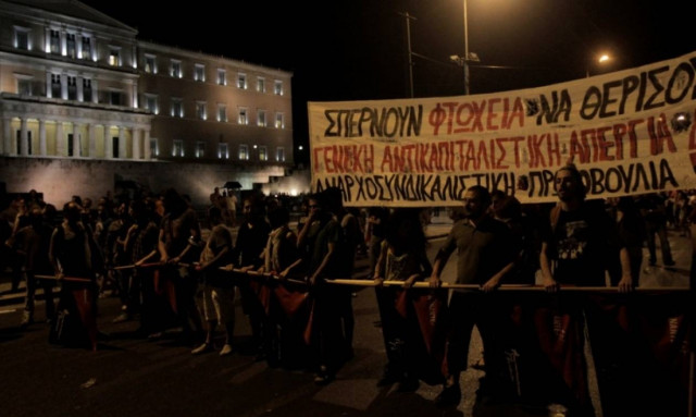 Μνημόνιο 3: Βροντερό «όχι» από διαδηλωτές - Μικροεπεισόδια στο Σύνταγμα (videos-photos)