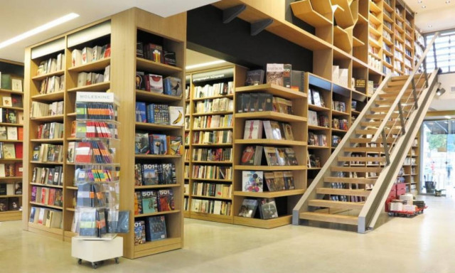 Μνημόνιο: Πώς η μείωση του ΦΠΑ στα βιβλία έφερε αύξηση!