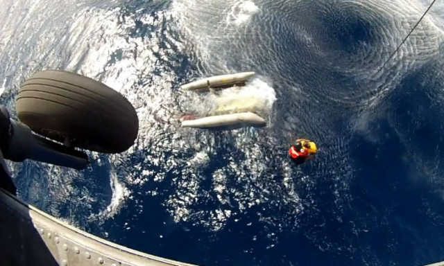 Καρέ καρέ η δραματική διάσωση από το ελικόπτερο που προσθαλασσώθηκε στο Αυλάκι (video)