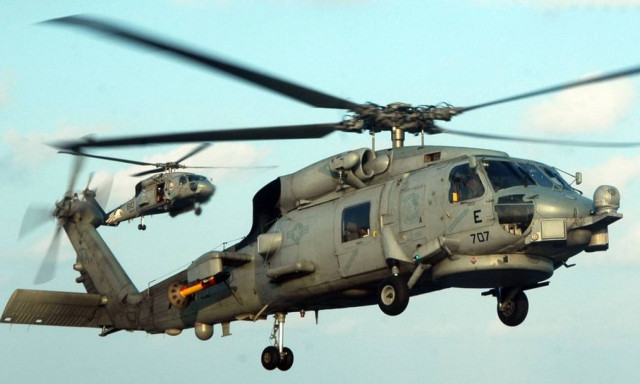 Σώοι περισυνελέγησαν οι δύο επιβαίνοντες στο ελικόπτερο που προσθαλασσώθηκε στο Αυλάκι