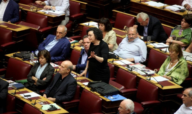 Μνημόνιο: Κόντρα στη Βουλή για τα 200.000 ευρώ της μητέρας Βαλαβάνη
