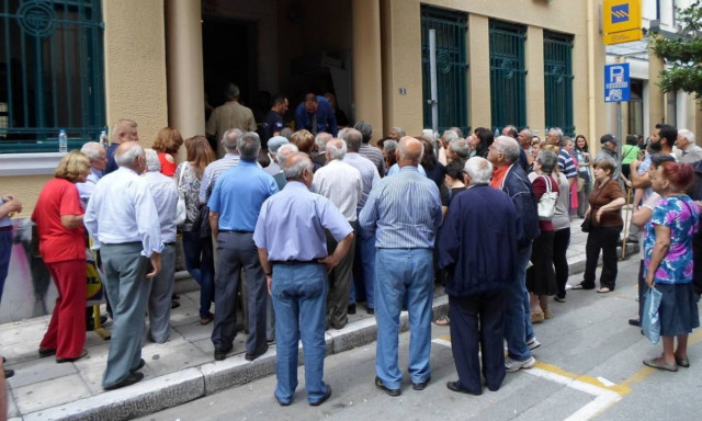 Ουρές στα υποκαταστήματα των τραπεζών για την αθροιστική ανάληψη