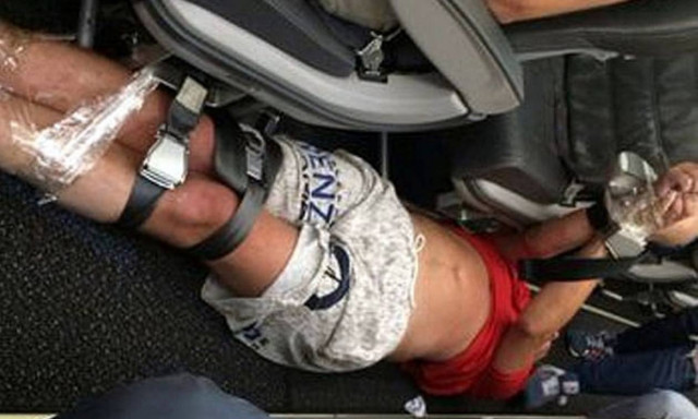 Οργισμένοι επιβάτες αεροπλάνου έδεσαν μεθυσμένο άντρα με κολλητική ταινία (video)