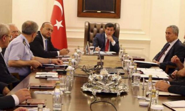 Turkey strikes Islamic State, Kurdish militants in drive for 'safe zone'