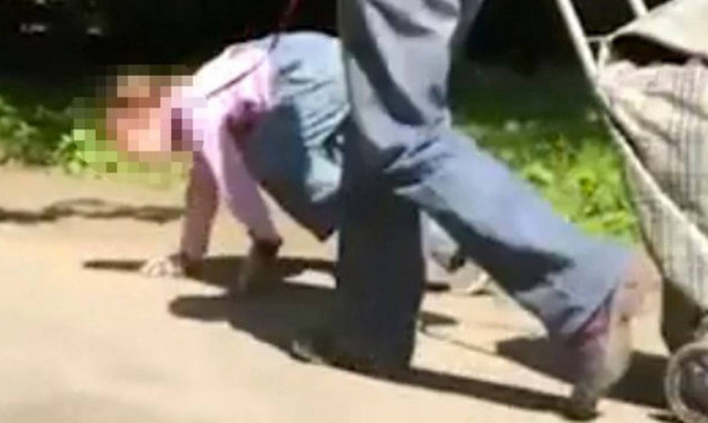 Βίντεο – σοκ: Έβγαλε βόλτα κοριτσάκι με… λουρί!