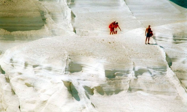 Μήλος: Τόσες πολλές παραλίες, τόσος λίγος χρόνος (video)