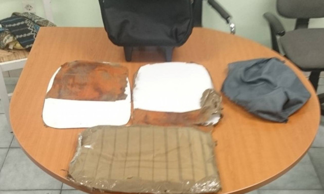 Σαντορίνη: Την «τσάκωσαν» στο αεροδρόμιο με δύο κιλά ηρωίνη!