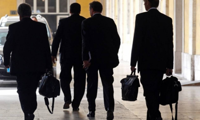 FT: Μια από τα ίδια, η ελληνική κυβέρνηση δεν θέλει την τρόικα