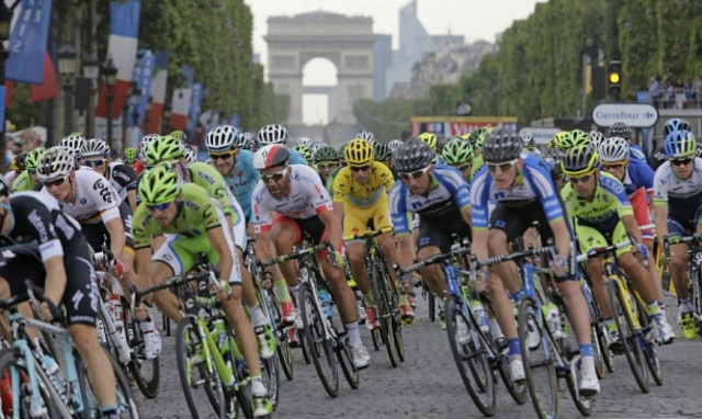 Γαλλία: Αστυνομικά πυρά εναντίον αυτοκινήτου στον ποδηλατικό γύρο στο Παρίσι