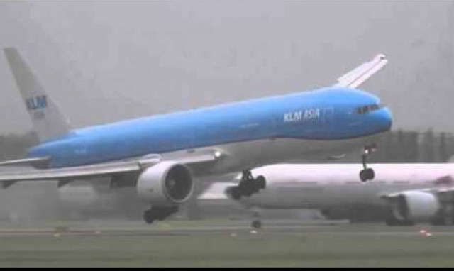 Η πιο τρομακτική προσγείωση που έχετε δει (video)
