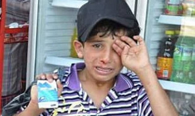 Κατακραυγή στην Τουρκία: Άνδρας ξυλοκοπεί άγρια προσφυγόπουλο επειδή πουλάει χαρτομάντιλα (pics)