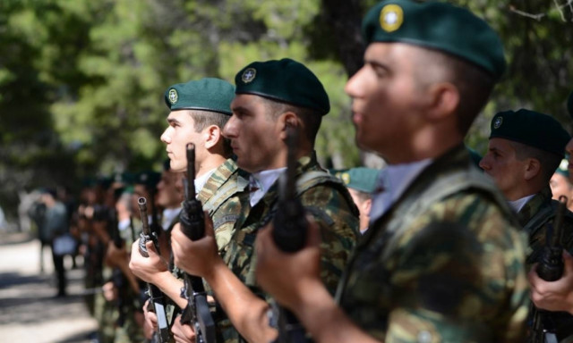 Ράγισαν και οι πέτρες με το ριζίτικο τραγούδι των Κρητών αλεξιπτωτιστών (video)