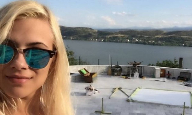 Η Λάουρα Νάργες φοράει το μπικίνι της και μας δείχνει το αρετουσάριστο κορμί της