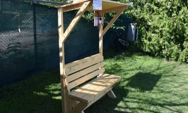 Λάρισα: To ξύλινο παγκάκι που φορτίζει smart phones, tablets και άλλα gadgets