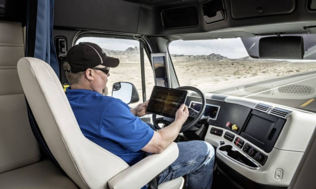 Δοκιμάζονται οι πρώτες «έξυπνες» νταλίκες με οδηγό τον ηλεκτρονικό υπολογιστή