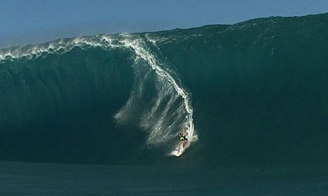 Ταιτή: Η στιγμή που γιγάντιο κύμα «καταπίνει» επαγγελματία σέρφερ (video)