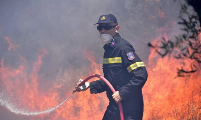 Σε ύφεση η φωτιά στους πρόποδες του Ολύμπου