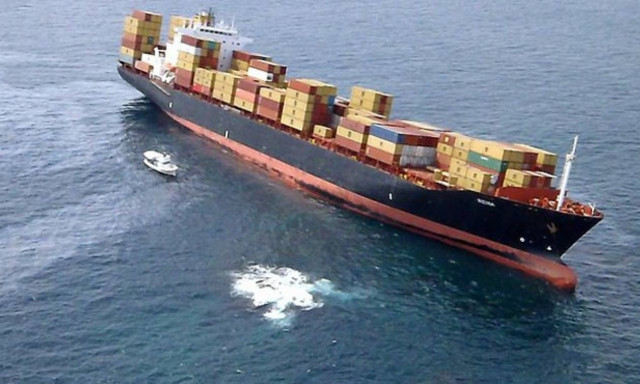 Συναγερμός για εισροή υδάτων στο φορτηγό πλοίο που προσάραξε ανατολικά των Κυθήρων