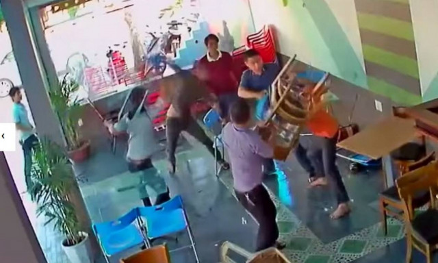 Καφετέρια – ρινγκ: Καρεκλοπόλεμος μεταξύ φίλων (video)