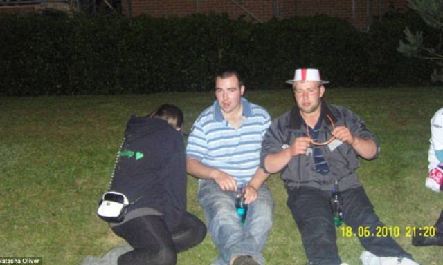 Τρομακτική φωτογραφία! Ποζάρουν αμέριμνοι… ενώ πίσω τους κρύβονται φαντάσματα (photos)