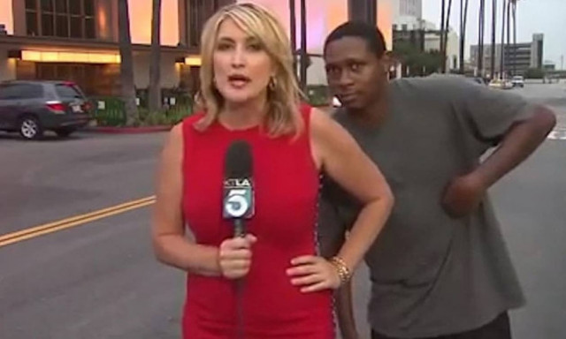 Photobombing σε ζωντανή σύνδεση: Δείτε την αντίδραση της δημοσιογράφου (video)