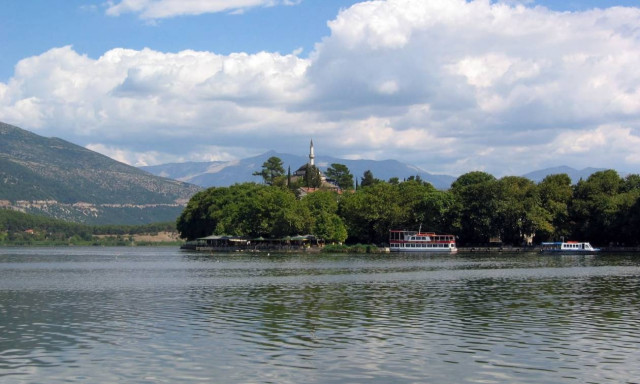 Ιωάννινα: Βούτηξε για μπάνιο στην Λίμνη και κατέληξε στο αστυνομικό τμήμα!