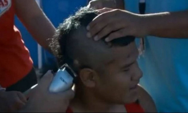 Ξύρισε τα μαλλιά για να υποστηρίξει τη μαμά του - Αυτό όμως δεν είναι το μόνο συγκινητικό! (vid)