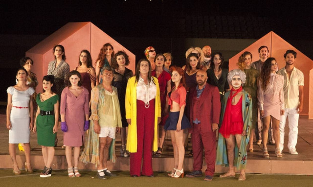 Ενθουσίασαν το κοινό οι «Εκκλησιάζουσες» του Αριστοφάνη