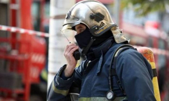 Σε εξέλιξη η φωτιά στο Καματερό