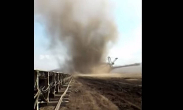 Απίστευτο θέαμα: Ανεμοστρόβιλος σε ορυχείο στην Κοζάνη (video)