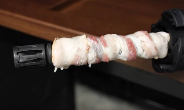 Υποψήφιος πλανητάρχης έψησε μπέικον στην… κάνη ενός πολυβόλου! (video)