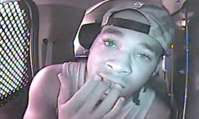 Αν είναι δυνατόν: Έφαγε τα δάχτυλα του μέσα στο περιπολικό για να μην ταυτοποιήσουν τα αποτυπώματα