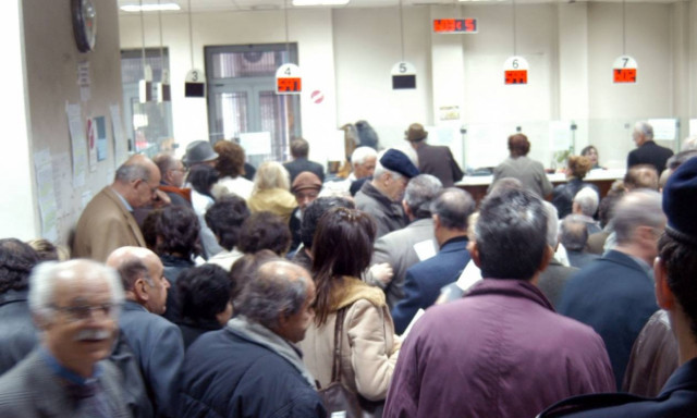 Επιμένουν και εκβιάζουν οι δανειστές: «Κόψτε τώρα τις πρόωρες συντάξεις»