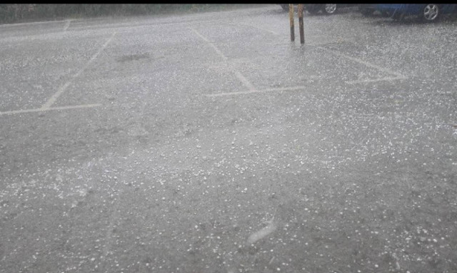 «Άσπρισαν» από το χαλάζι τα Γιάννενα εν μέσω θέρους (photos)