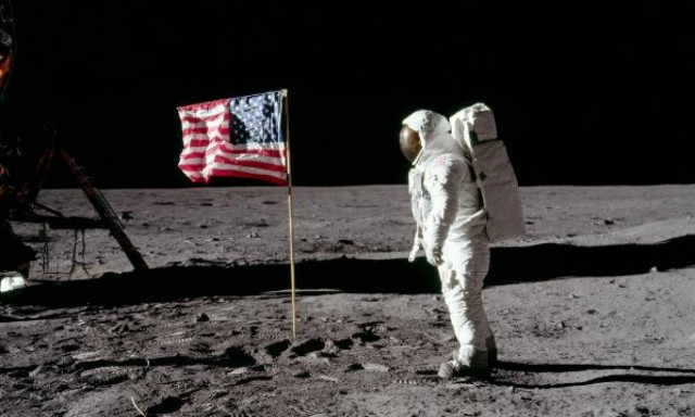 Σαν σήμερα γεννήθηκε ο πρώτος άνθρωπος που πάτησε στη Σελήνη