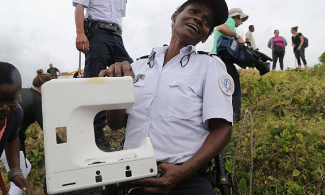 Ρεϊνιόν: Νέο εύρημα σε ακτή του νησιού που ίσως συνδέεται με τη χαμένη πτήση MH370 (photos)