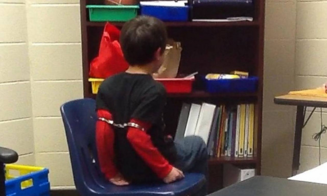 Σοκ: Αστυνομικός περνά χειροπέδες σε οκτάχρονο με ειδικές ανάγκες (video)