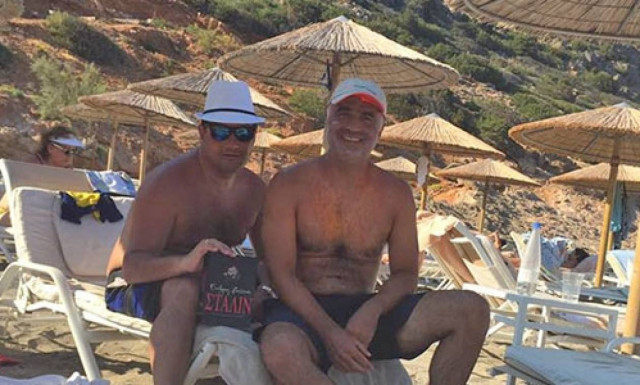 O Άδωνις διαβάζει... Στάλιν στην παραλία!