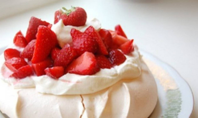 Συνταγή για σπιτική πάβλοβα από τα χεράκια της μαμάς!