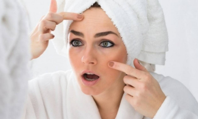 Σπυράκια στο πρόσωπο: Τι δείχνουν ανάλογα με το σημείο που εμφανίζονται