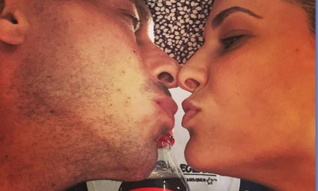 Τρυφερά φιλιά στην παραλία για ζευγάρι της ελληνικής showbiz