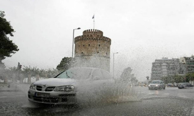 Θεσσαλονίκη: Προβλήματα από το ξαφνικό μπουρίνι - Δεκάδες κλήσεις στην Πυροσβεστική