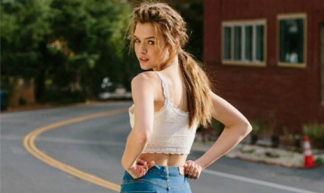 Κι όμως είναι αλήθεια: Βρήκαμε το τζιν παντελόνι που φορτίζει το κινητό σου!