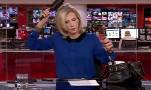 Την ώρα που ξεκίνησε το δελτίο ειδήσεων εκείνη... χτενιζόταν! Δείτε πώς βγήκε στον αέρα (video)