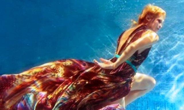 Μια ολόκληρη επίδειξη μόδας κάτω από το νερό! Δείτε το εντυπωσιακό βίντεο