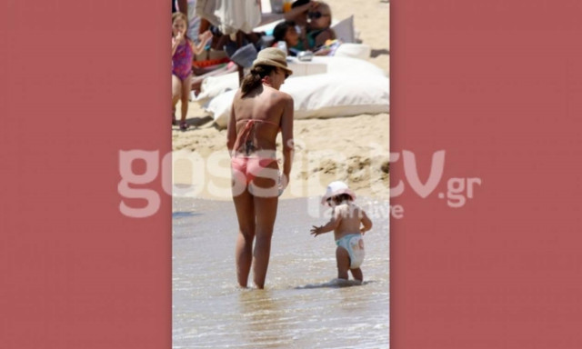 Μητέρα και κόρη κλέβουν την παράσταση στην Μύκονο